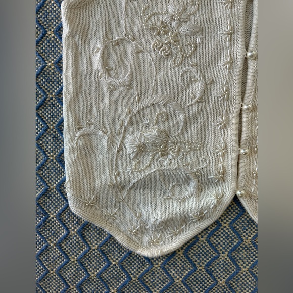 Vintage Carolyn Taylor White Embroidered and Beaded Knit Vest - Picture 2 of 10